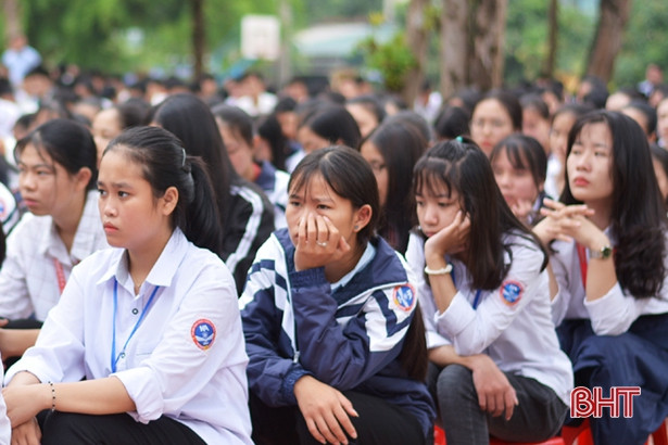 Gần 1.800 học sinh TX Kỳ Anh được giáo dục chủ nghĩa yêu nước