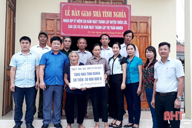 Bàn giao nhà tình nghĩa cho các gia đình đặc biệt khó khăn