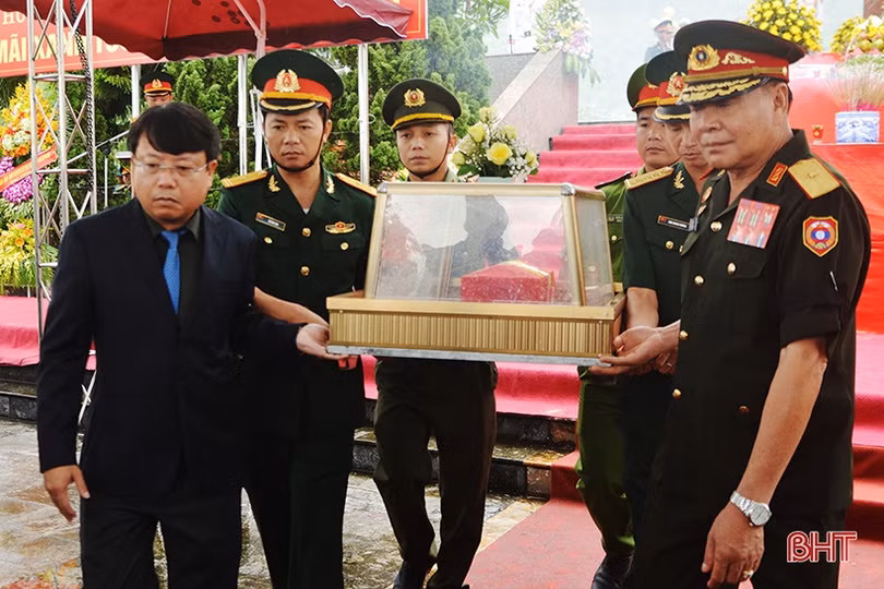 Hà Tĩnh truy điệu, an táng 7 hài cốt liệt sỹ quân tình nguyện và chuyên gia Việt Nam hy sinh tại Lào