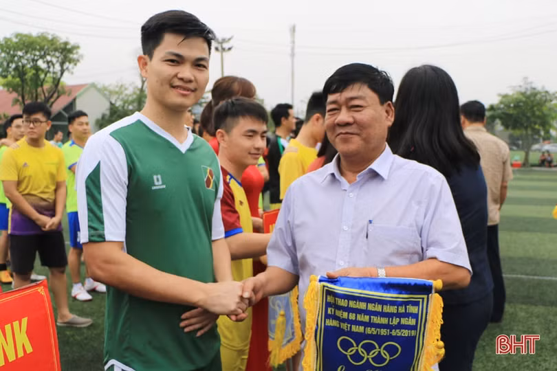 16 đội tranh tài Giải Bóng đá thể thao ngành Ngân hàng Hà Tĩnh