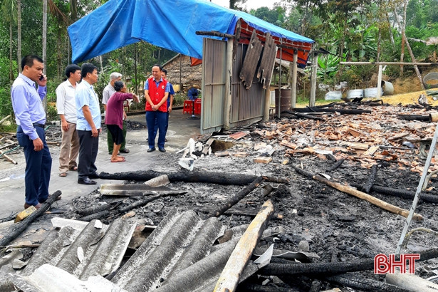 Thăm hỏi, hỗ trợ hơn 40 triệu đồng cho gia đình nghèo bị hỏa hoạn