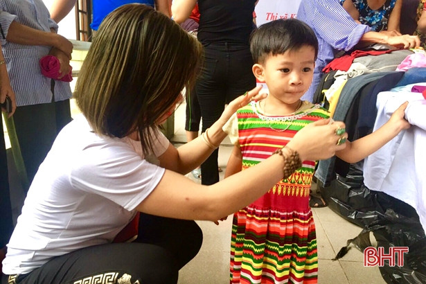 Tủ quần áo miễn phí cho bệnh nhân nghèo ở BVĐK Kỳ Anh