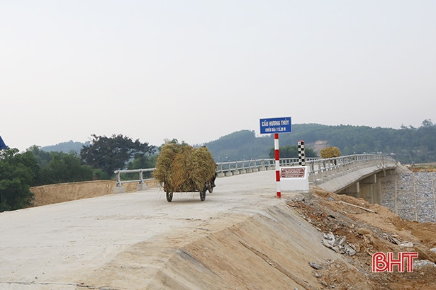 Cơ bản hoàn thành 2 cầu Hà Linh, Hương Thủy: Nối nhịp bờ vui
