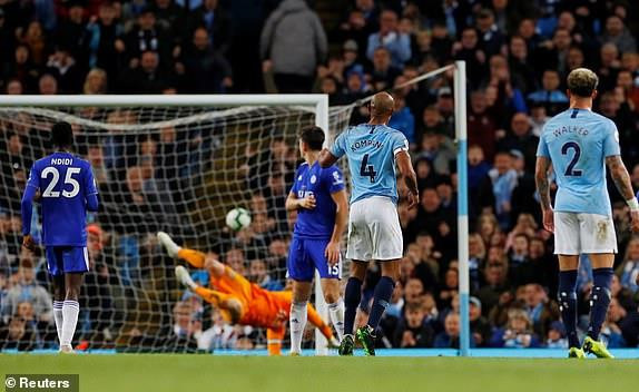 Kompany lập siêu phẩm, Man City chạm một tay vào chức vô địch