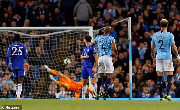 Kompany lập siêu phẩm, Man City chạm một tay vào chức vô địch