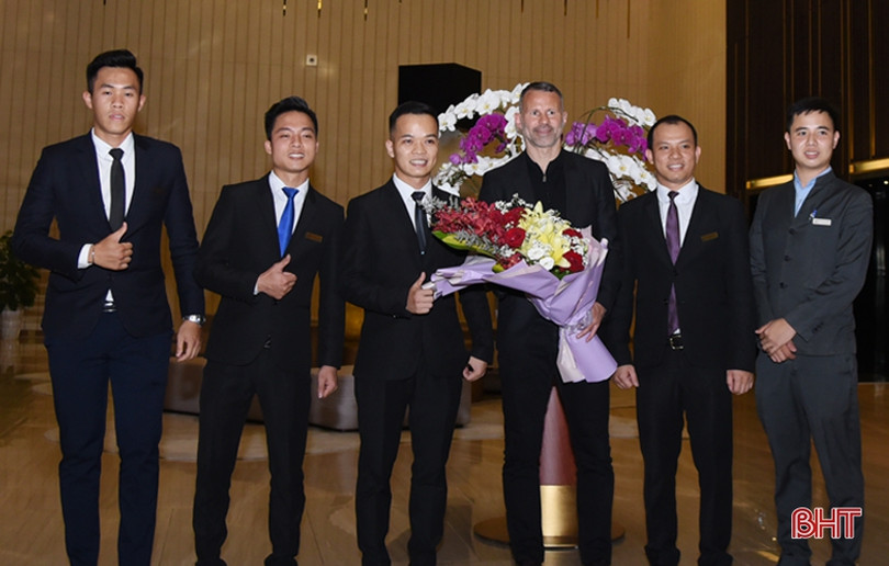 Ryan Giggs đến Hà Tĩnh lúc nửa đêm, sẵn sàng giao lưu với người hâm mộ