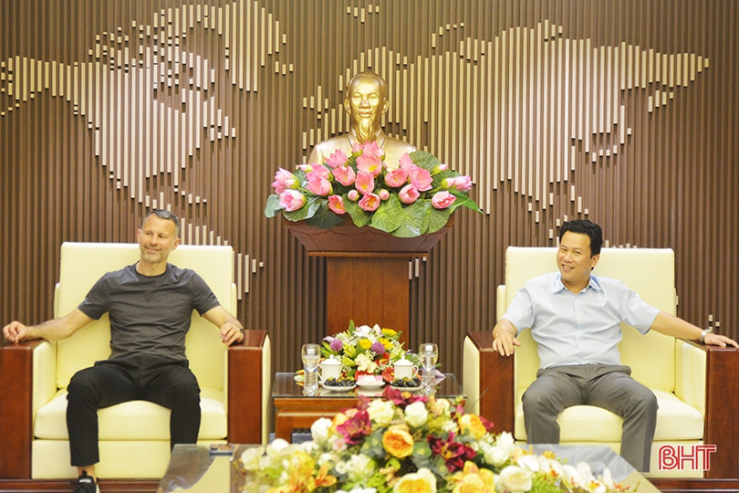 Cựu cầu thủ MU - Ryan Giggs chào xã giao lãnh đạo Hà Tĩnh