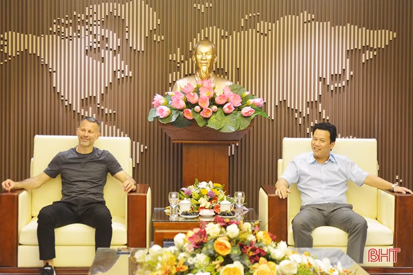 Cựu cầu thủ MU - Ryan Giggs chào xã giao lãnh đạo Hà Tĩnh