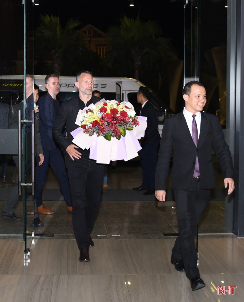 Ryan Giggs đến Hà Tĩnh lúc nửa đêm, sẵn sàng giao lưu với người hâm mộ
