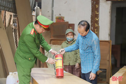 Giúp làng mộc lớn nhất Hà Tĩnh phòng tránh "bà hỏa" dịp cao điểm