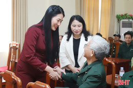 Phó Chủ tịch HĐND tỉnh tặng quà tại Trung tâm Điều dưỡng thương binh