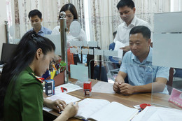 Công an Hà Tĩnh hoàn thành bàn giao con dấu cho các đơn vị cấp xã mới