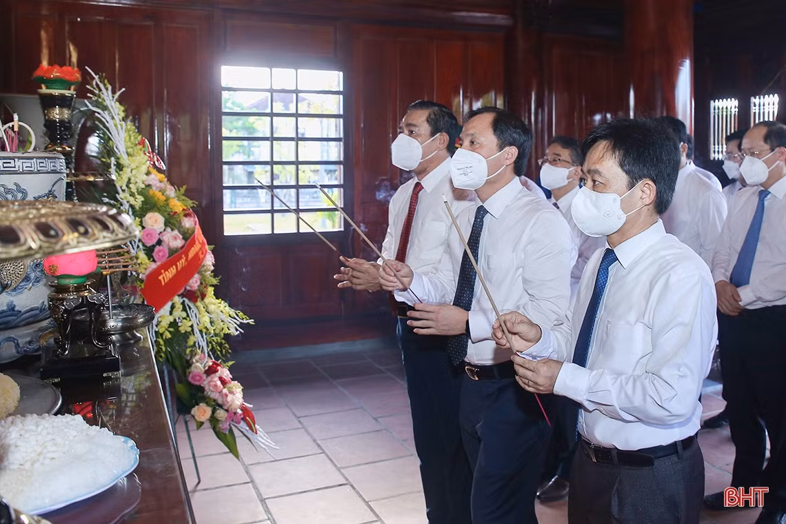 Lãnh đạo tỉnh dâng hương tưởng niệm Chủ tịch Hồ Chí Minh nhân dịp Quốc khánh 2/9