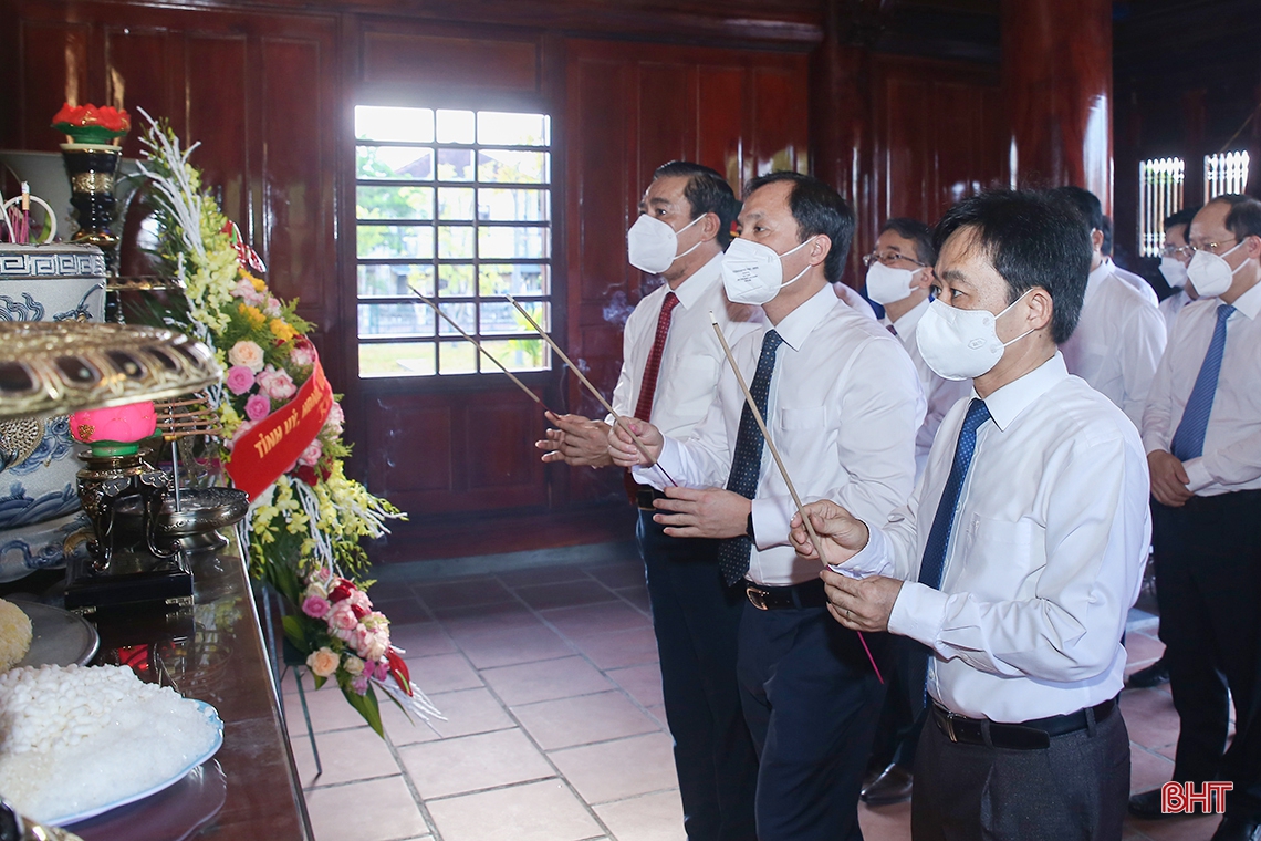 Lãnh đạo tỉnh dâng hương tưởng niệm Chủ tịch Hồ Chí Minh nhân dịp Quốc khánh 2/9