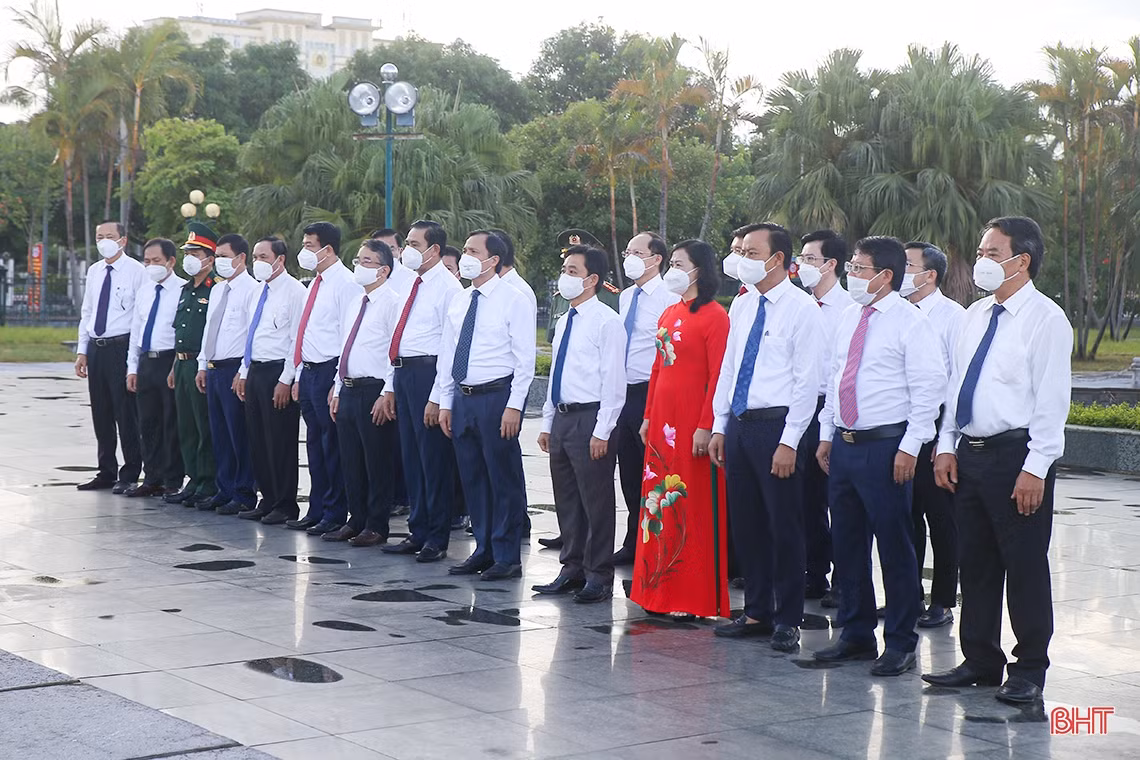 Lãnh đạo tỉnh dâng hương tưởng niệm Chủ tịch Hồ Chí Minh nhân dịp Quốc khánh 2/9