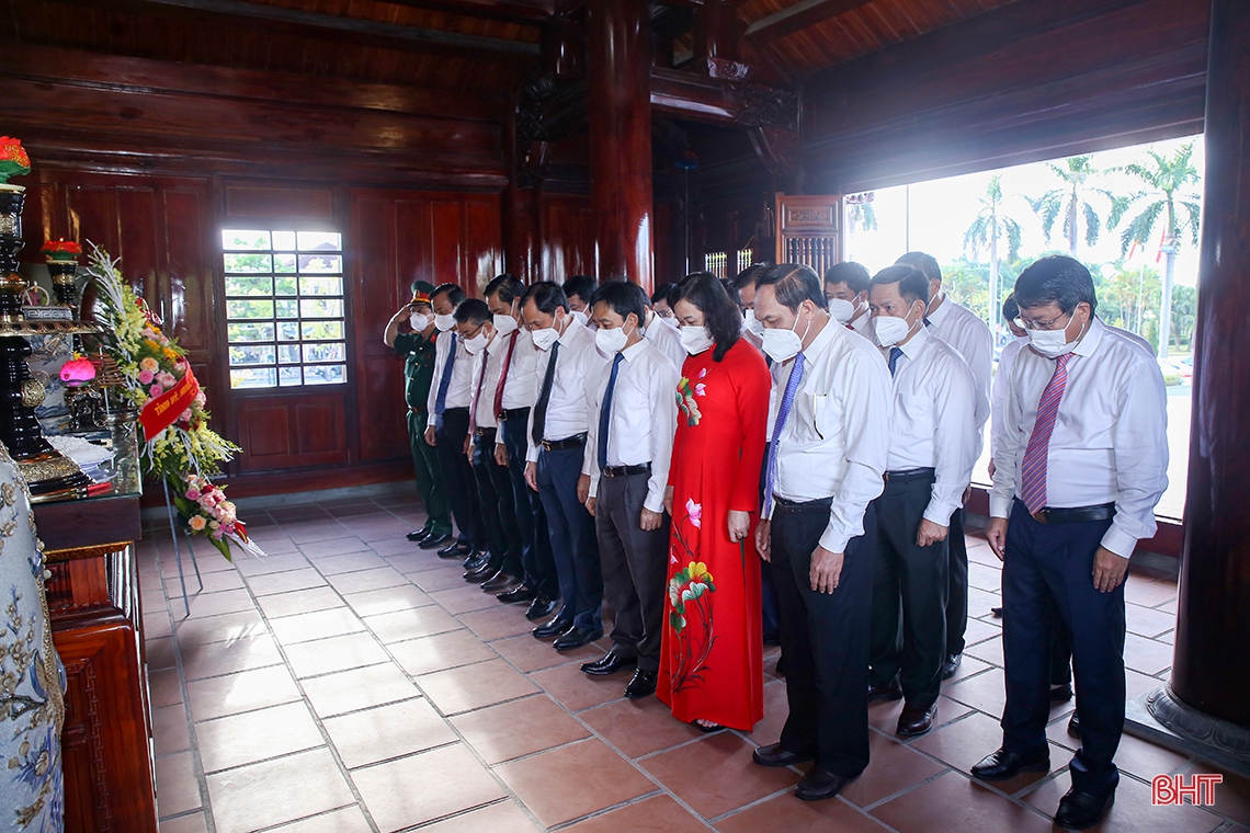 Lãnh đạo tỉnh dâng hương tưởng niệm Chủ tịch Hồ Chí Minh nhân dịp Quốc khánh 2/9