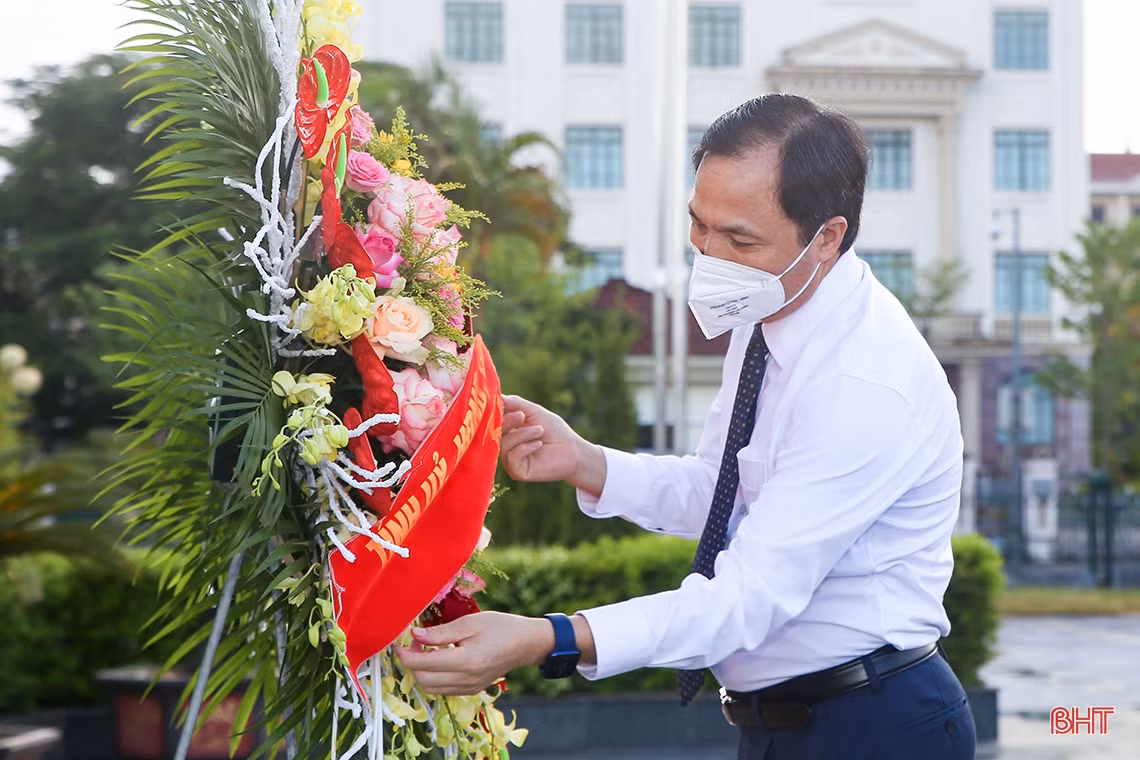Lãnh đạo tỉnh dâng hương tưởng niệm Chủ tịch Hồ Chí Minh nhân dịp Quốc khánh 2/9