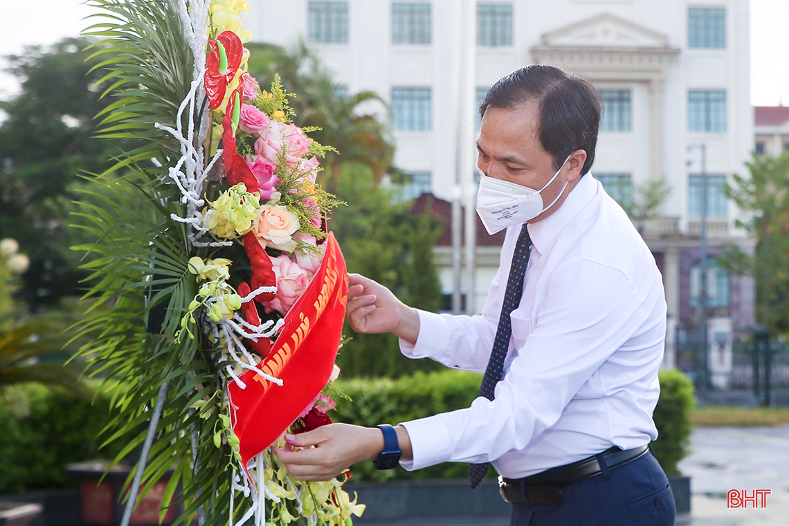 Lãnh đạo tỉnh dâng hương tưởng niệm Chủ tịch Hồ Chí Minh nhân dịp Quốc khánh 2/9