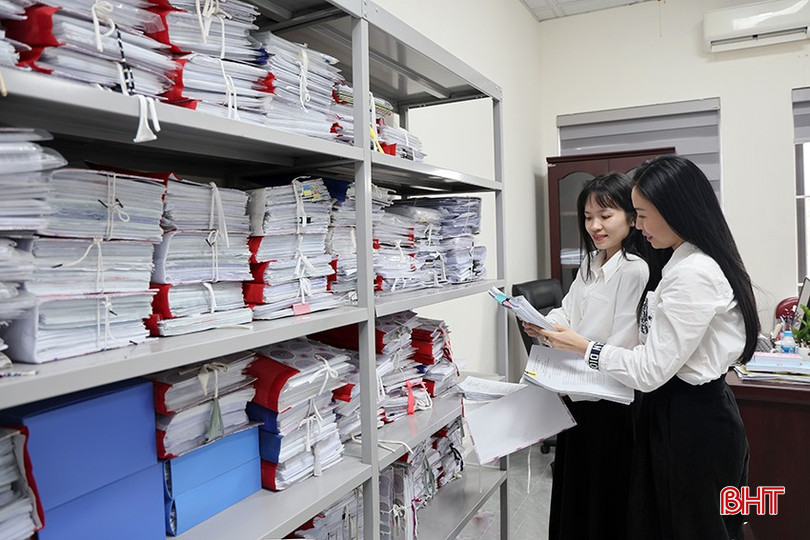 Cán bộ Sở Nội vụ Hà Tĩnh rà soát kỹ hồ sơ, đảm bảo đúng đối tượng.
