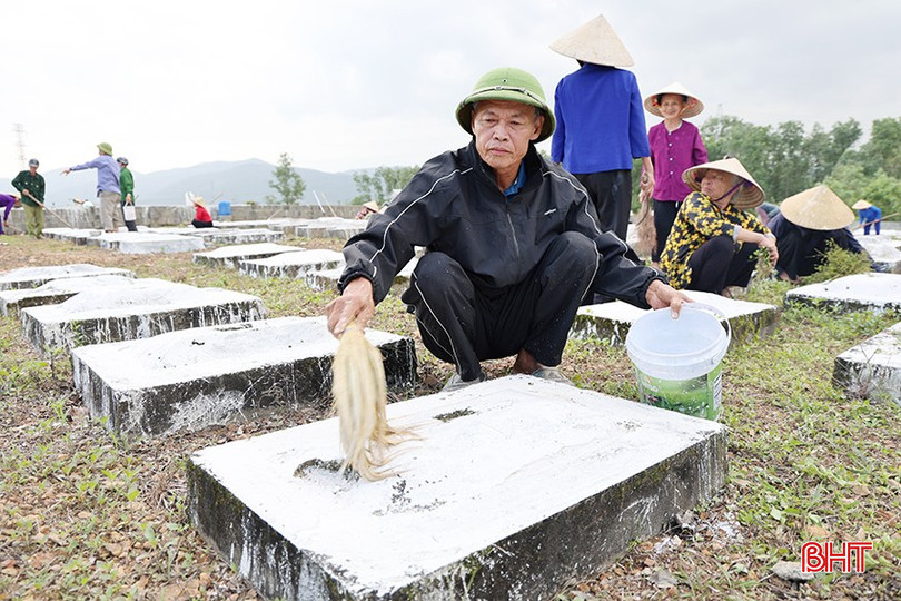 Hội viên Hội Người cao tuổi xã Cẩm Lạc vẫn lặng thầm chăm sóc, tôn tạo những phần mộ vô chủ bằng tất cả sự tận tụy và trách nhiệm.