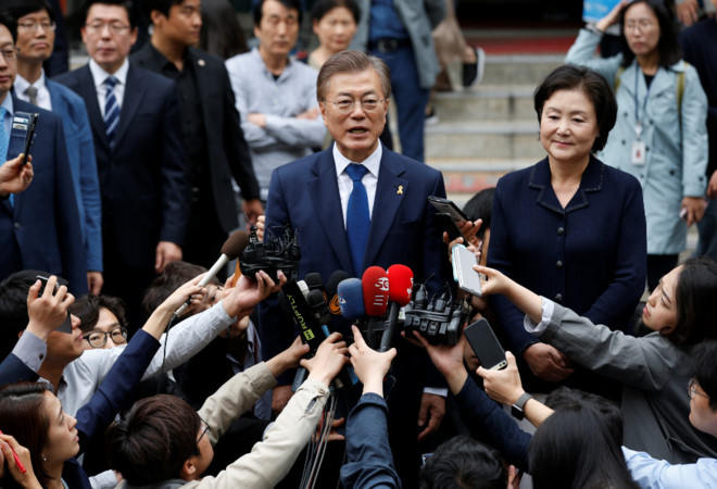 Ông Moon Jae In và vợ trả lời giới truyền thông. Ảnh: Reuters. khi nguoi con cua trieu tien tro thanh tong thong han quoc