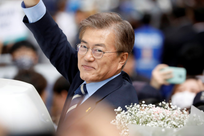 Ông Moon Jae In giành tỷ lệ ủng hộ áp đảo trong cuộc bầu cử tổng thống Hàn Quốc năm 2017. Ảnh: Reuters. khi nguoi con cua trieu tien tro thanh tong thong han quoc