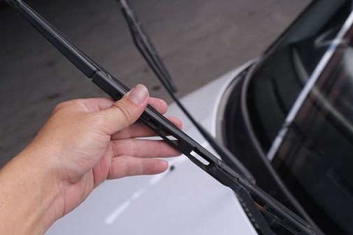 vi sao nhung chiec sedan lai khong co gat mua phia sau