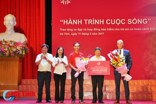 aia viet nam trao tang 280 suat qua cho tre em ngheo ha tinh