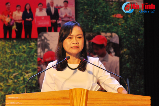 aia viet nam trao tang 280 suat qua cho tre em ngheo ha tinh