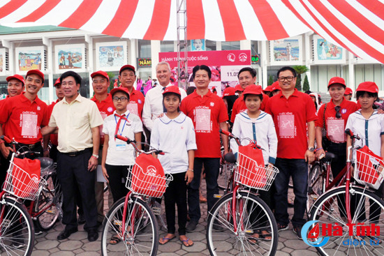 aia viet nam trao tang 280 suat qua cho tre em ngheo ha tinh