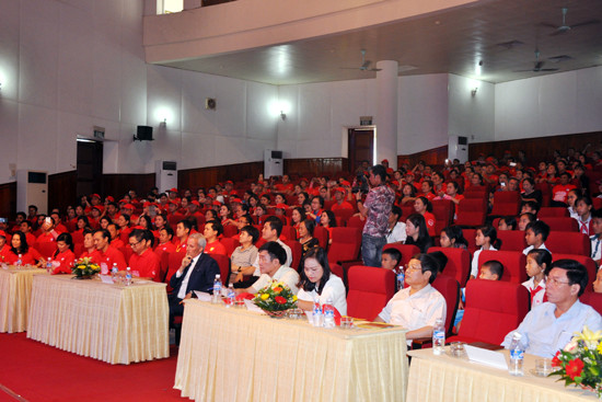 aia viet nam trao tang 280 suat qua cho tre em ngheo ha tinh