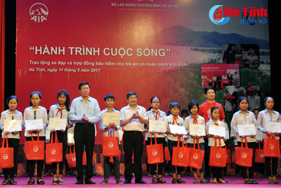 aia viet nam trao tang 280 suat qua cho tre em ngheo ha tinh