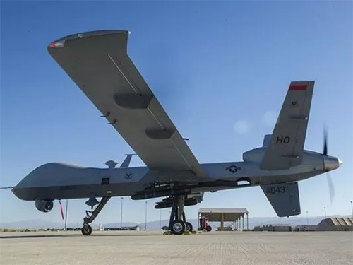 my tich hop bom chinh xac len to hop may bay khong nguoi lai