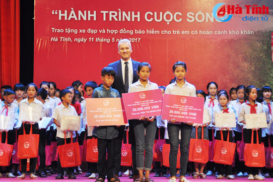 aia viet nam trao tang 280 suat qua cho tre em ngheo ha tinh