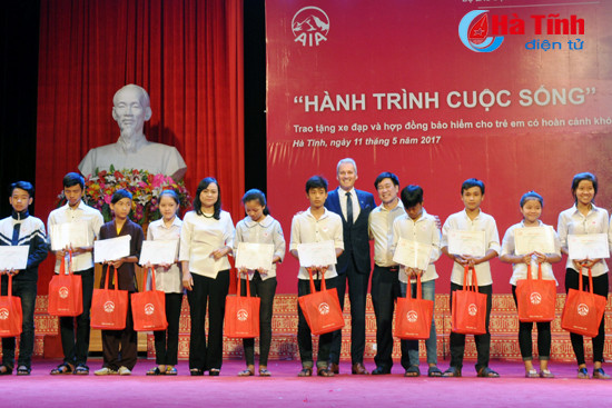 aia viet nam trao tang 280 suat qua cho tre em ngheo ha tinh