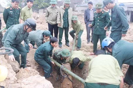 Quân đội và dân quân địa phương di chuyển bom đến khu vực hủy nổ