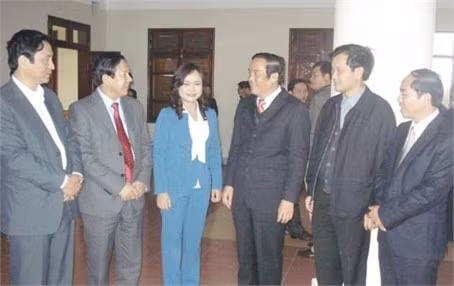 Bí thư Tỉnh ủy Nguyễn Thanh Bình trao đổi với lãnh đạo UBND tỉnh và các huyện bên lề hội nghị