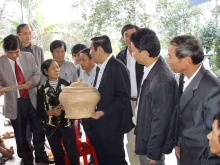 Bí thư Tỉnh ủy Nguyễn Thanh Bình thăm tổ hợp tác mây tre đan xuất khẩu của xã Xuân Viên (Nghi Xuân)