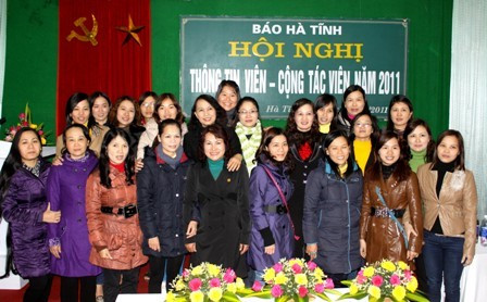 CBPV nữ Báo Hà Tĩnh chụp ảnh lưu niệm với các CTV-TTV nữ