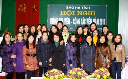 CBPV nữ Báo Hà Tĩnh chụp ảnh lưu niệm với các CTV-TTV nữ