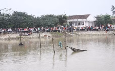 Do sông sâu, chảy xiết nên phải mất rất nhiều thời gian tìm kiếm, thi thể các nạn nhân xấu số mới được tìm thấy