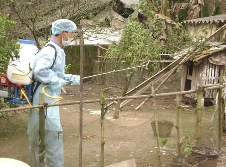 Cán bộ thú y phun hóa chất tiêu độc khử trùng vùng dịch LMLM ở Cẩm Lạc (Cẩm Xuyên)