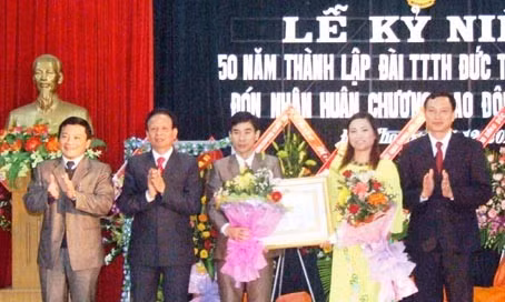 Thừa ủy quyền của Chủ tịch nước, lãnh đạo huyện Đức Thọ trao Huân chương Lao động hạng Nhì cho Đài TT-TH Đức Thọ