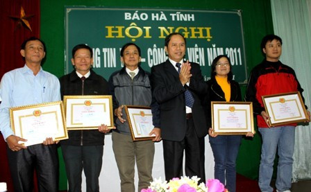 Tổng Biên tập Lê Hữu Quý trao thưởng cho các CTV xuất sắc năm 2011