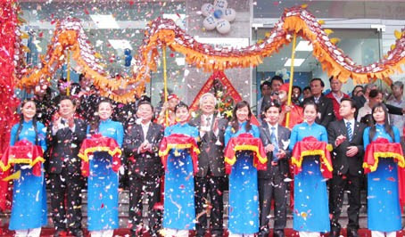 Lãnh đạo tỉnh và ACB Việt Nam cắt băng khai trương ACB Hà Tĩnh