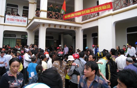 Hàng trăm bệnh nhân và người dân đến chứng kiến lương y Võ Hoàng Yên và các học trò chữa bệnh Hàng trăm bệnh nhân và người dân đến chứng kiến lương y Võ Hoàng Yên và các học trò chữa bệnh