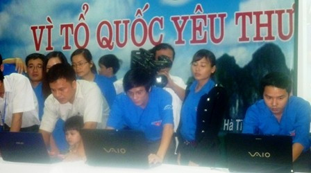 ... và bình chọn Vịnh Hạ Long qua internet.