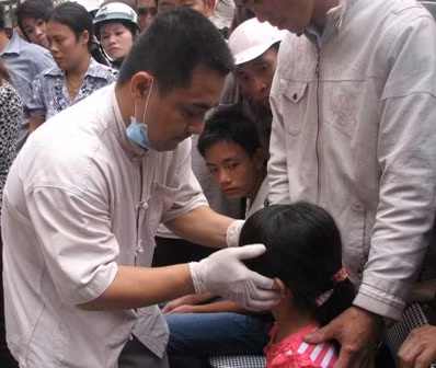 Học trò của lương y ấn huyệt chữa bệnh câm điếc cho trẻ em Hà Tĩnh