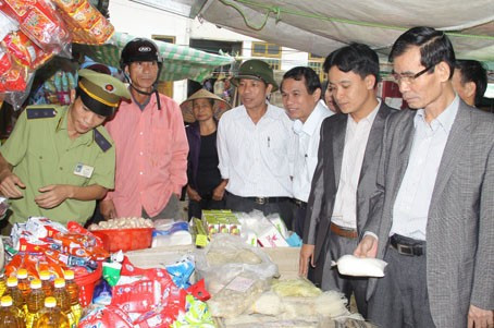 Phó Chủ tịch Thường trực UBND tỉnh Trần Minh Kỳ và đoàn kiểm tra việc niêm yết giá tại chợ Phố Châu