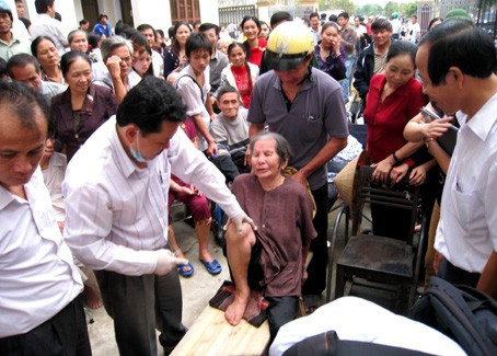 Bà Đậu Thị Huệ (90 tuổi) ở tổ 3, phường Tân Giang, TP Hà Tĩnh bị tai biến nằm liệt giường và không nói được từ 15 năm nay được lương y Yên xoa bóp, day, bấm huyệt Bà Đậu Thị Huệ (90 tuổi) ở tổ 3, phường Tân Giang, TP Hà Tĩnh bị tai biến nằm liệt giường và không nói được từ 15 năm nay được lương y Yên xoa bóp, day, bấm huyệt